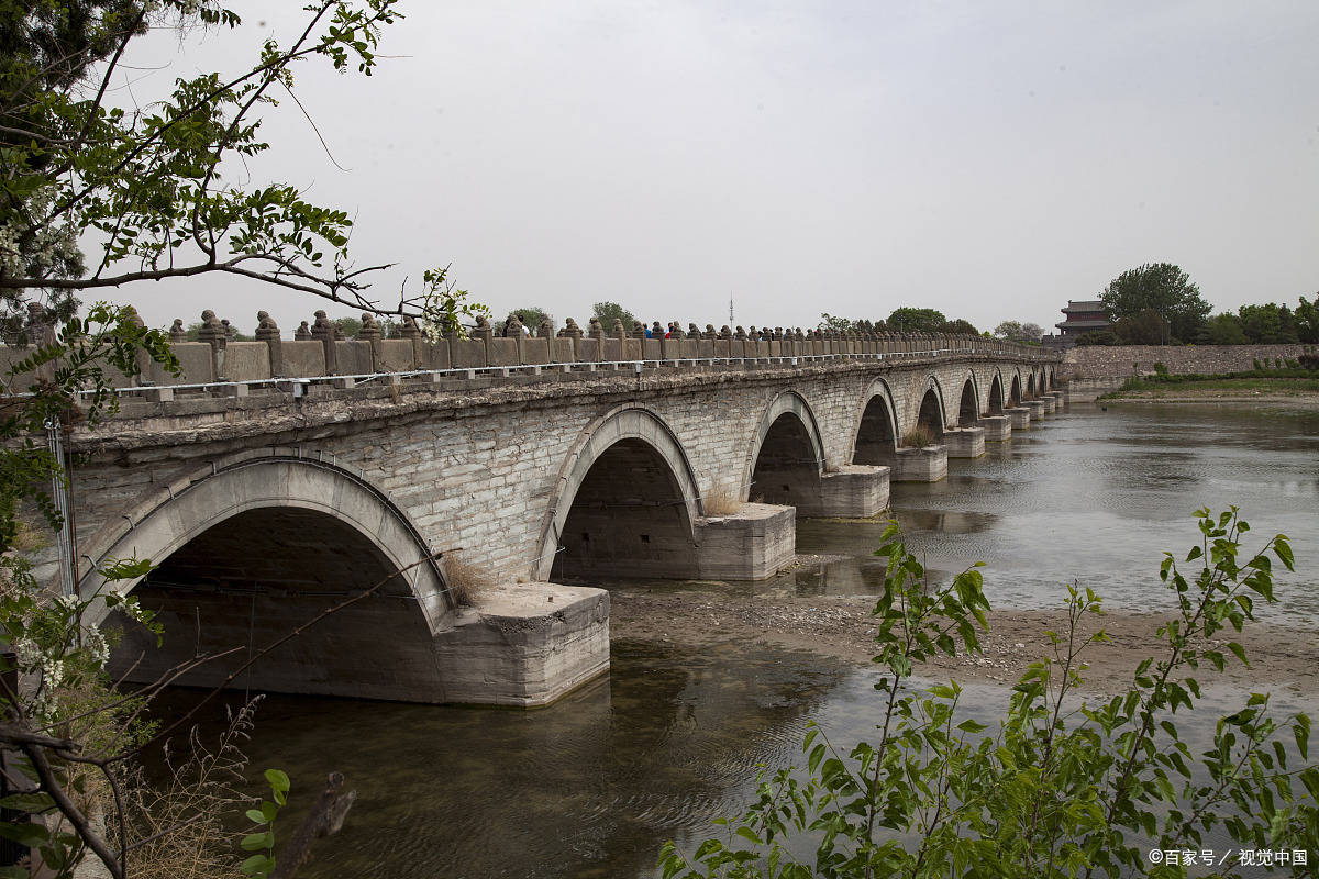 您可以漫步在灞陵桥上,欣赏桥上的建筑和风景