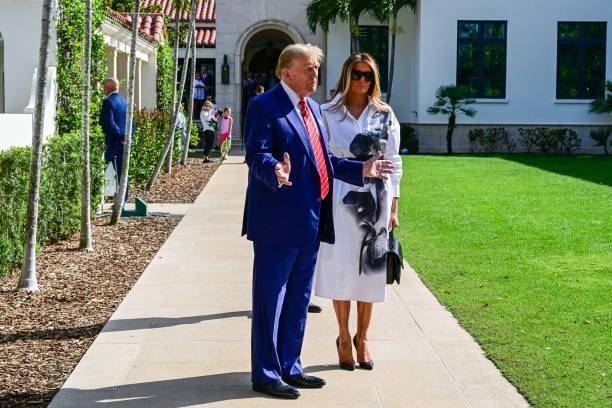 特朗普夫妇久违亮相梅拉尼娅一袭水墨画衬衫裙笑容满面变美了