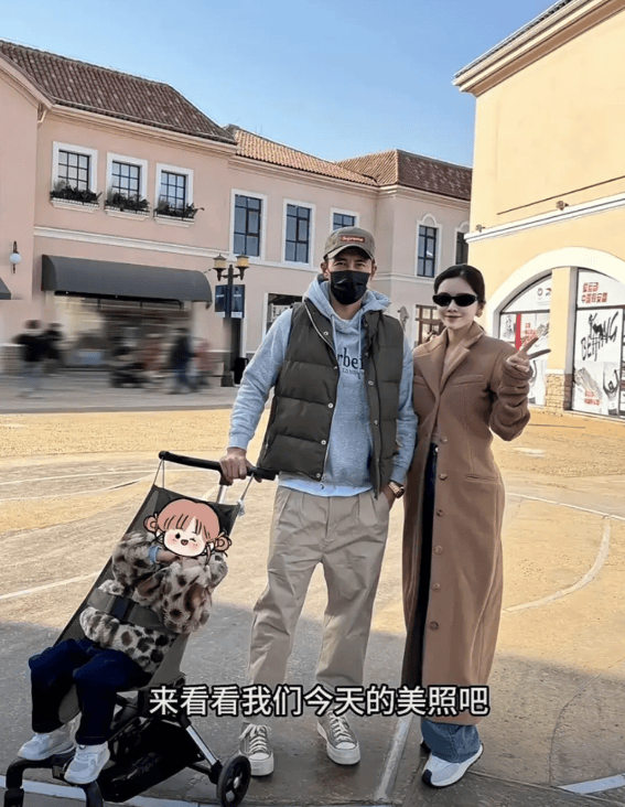 原创王灿一家逛奥莱小蛋饺坐婴儿车很乖巧杜淳弯腰哄孩子父爱满满