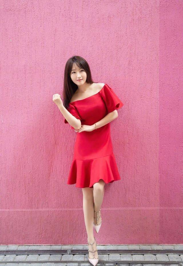 杨钰莹终于不扮嫩了,穿着一条红色连衣裙,美的让人忘了年龄!