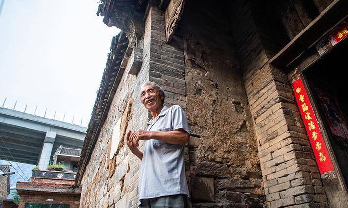 杨贵家乡通高速故居就在高架下生前曾教育村民要支持国家建设