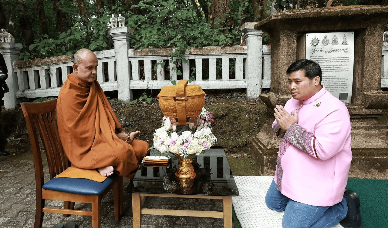 第二任前妻余瓦达的次子vacharaesorn vivacharawongse参观宏伟的佛塔