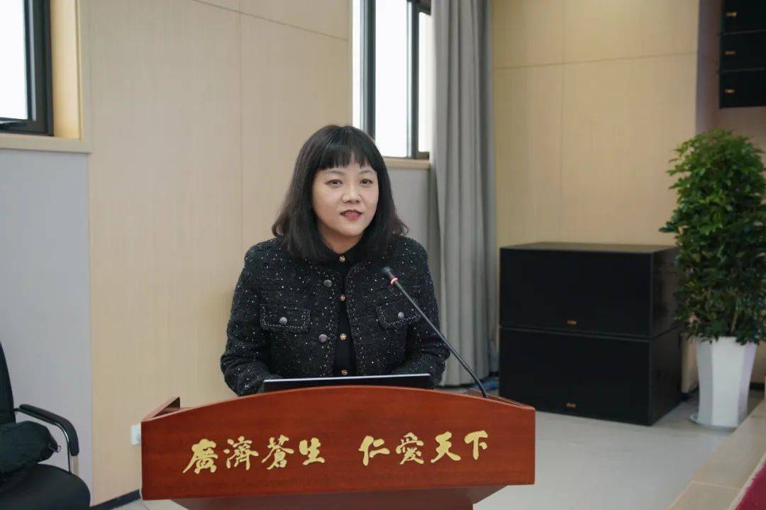 西安市人民医院(西安市第四医院)副院长张青对参加会议的专家教授们