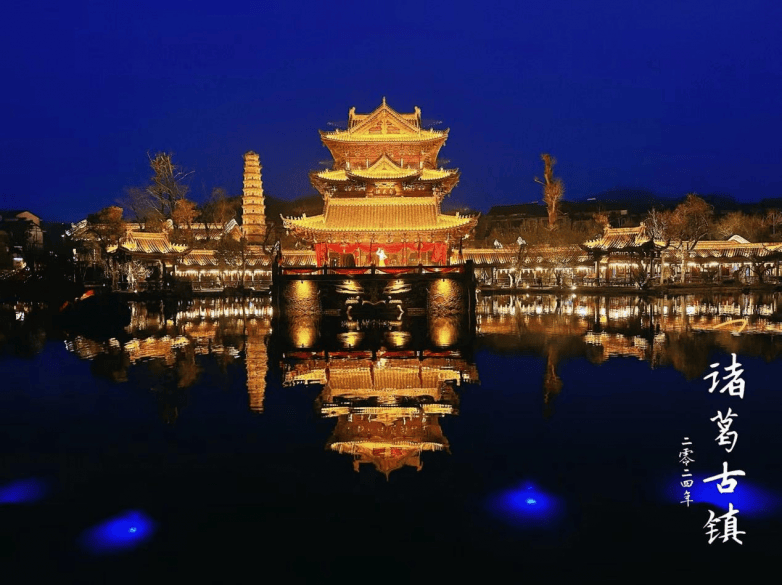 在勉县,穿越时光隧道,探寻历史的足迹,参观了武侯祠和诸葛古镇,夜游