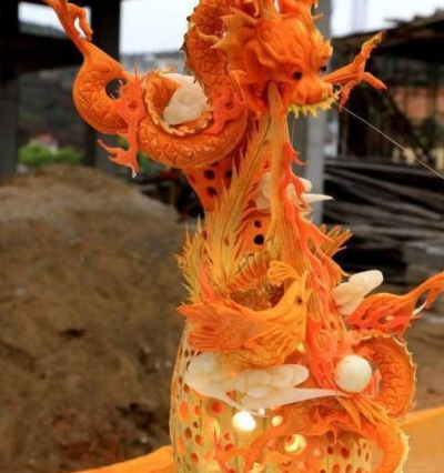 雕刻出来的,而这位中国厨师直接用南瓜雕刻出了中国的传统吉祥物"龙"