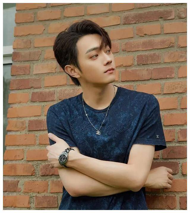 现代装vs古装许凯穿搭对决你更喜欢哪种风格