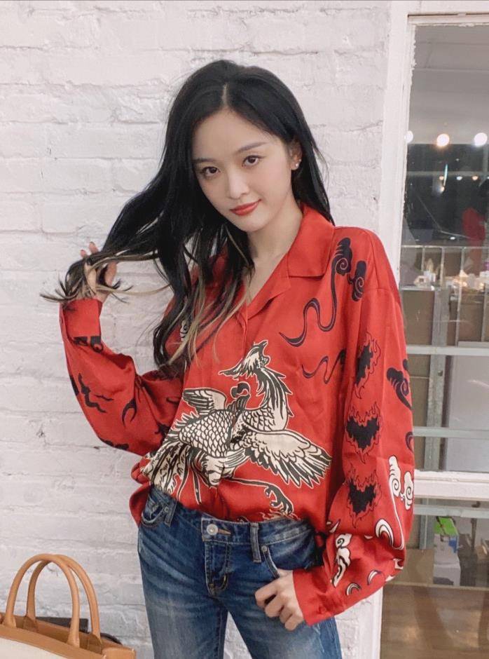 原创吴宣仪罕见紧身牛仔裤写真可爱与时尚于一身这样的女子把心暖化了