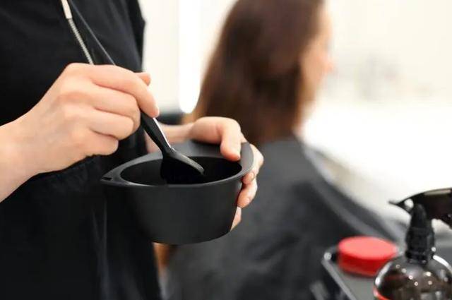 自行在家染或做拉直处理虽然方便,但频繁的操作会导致头发脆弱,易断