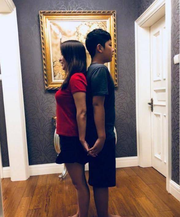 原创"石头"长大了,为庆祝爸爸生日,并晒出和爸爸的照片_郭子睿_时候