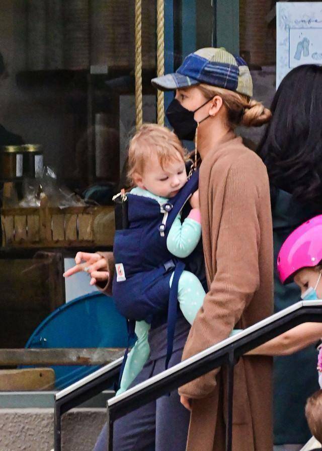 妻女逛街,1岁小女儿罕见露面,被三个公主围绕很满足_布莱克_瑞安_贝蒂