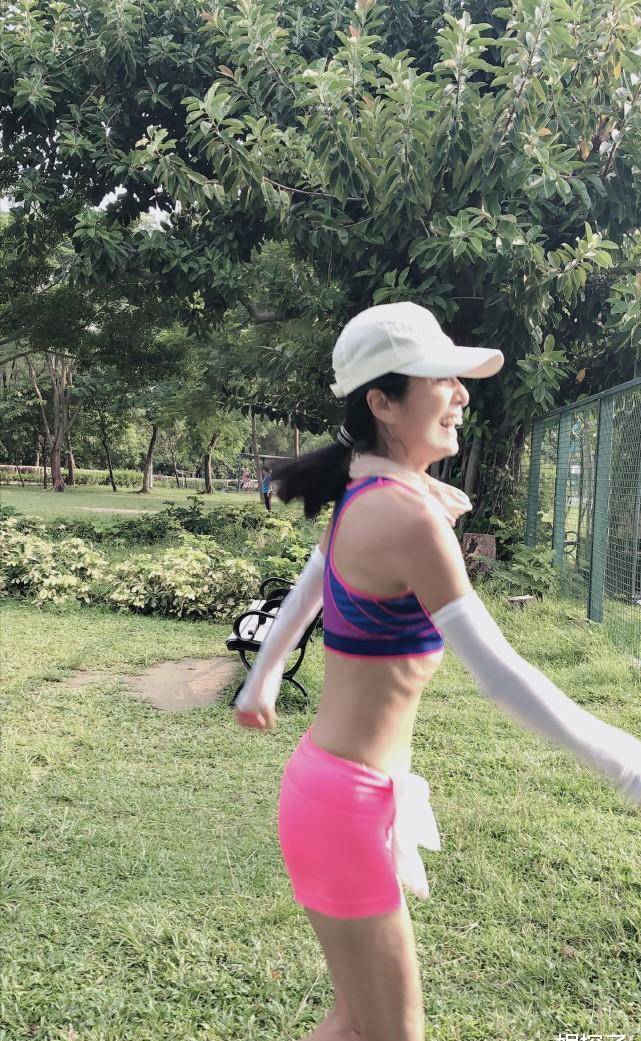 原创65岁米雪大秀身材马甲线太抢眼状态犹如妙龄少女