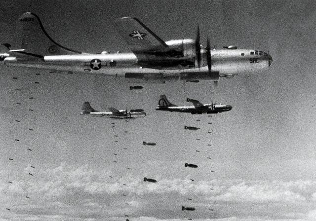 于是到了1945年8月6日,斯韦尼等美军飞行员所驾驶的b29轰炸机,便携带