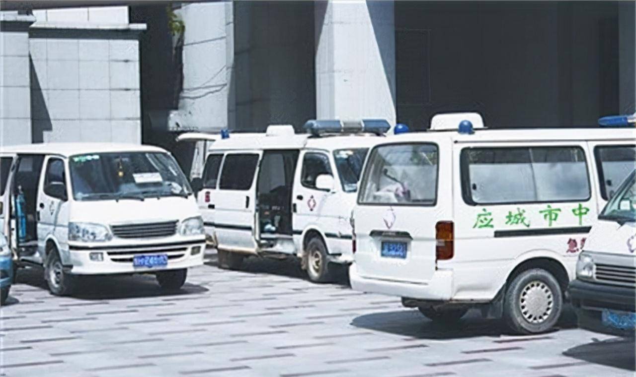 原创黑救护车的生意经人死在半路钱要翻倍敢举报就拉去殡仪馆烧了