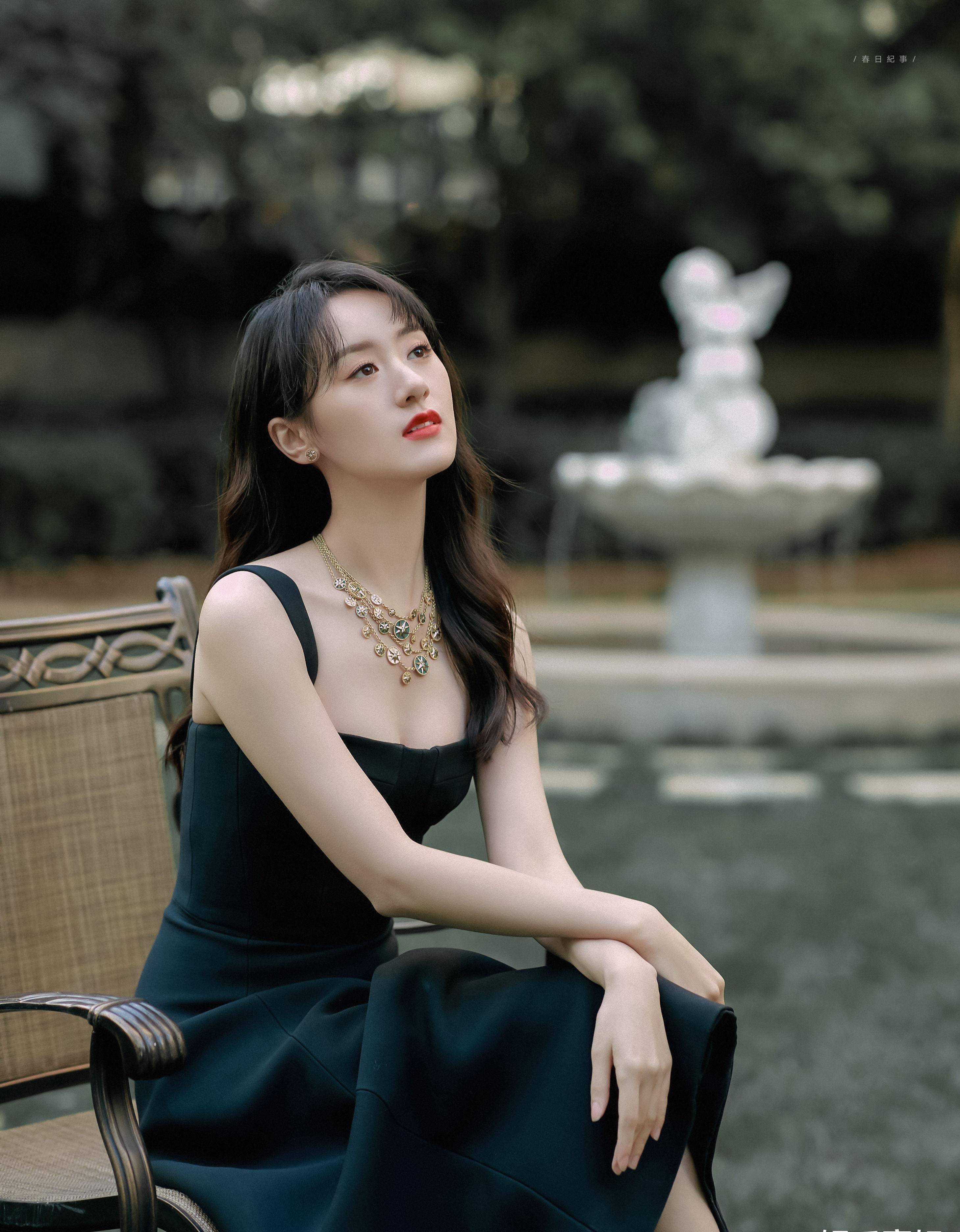 袁冰妍流金港风造型好惊艳!烈焰红唇搭配小黑裙,身材凹凸有致