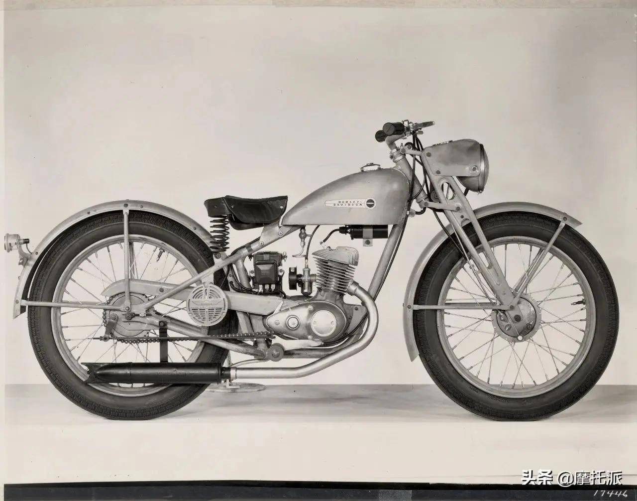 二战结束,哈雷意识到要推出轻便的经济型摩托车供应市场,于是推出了这