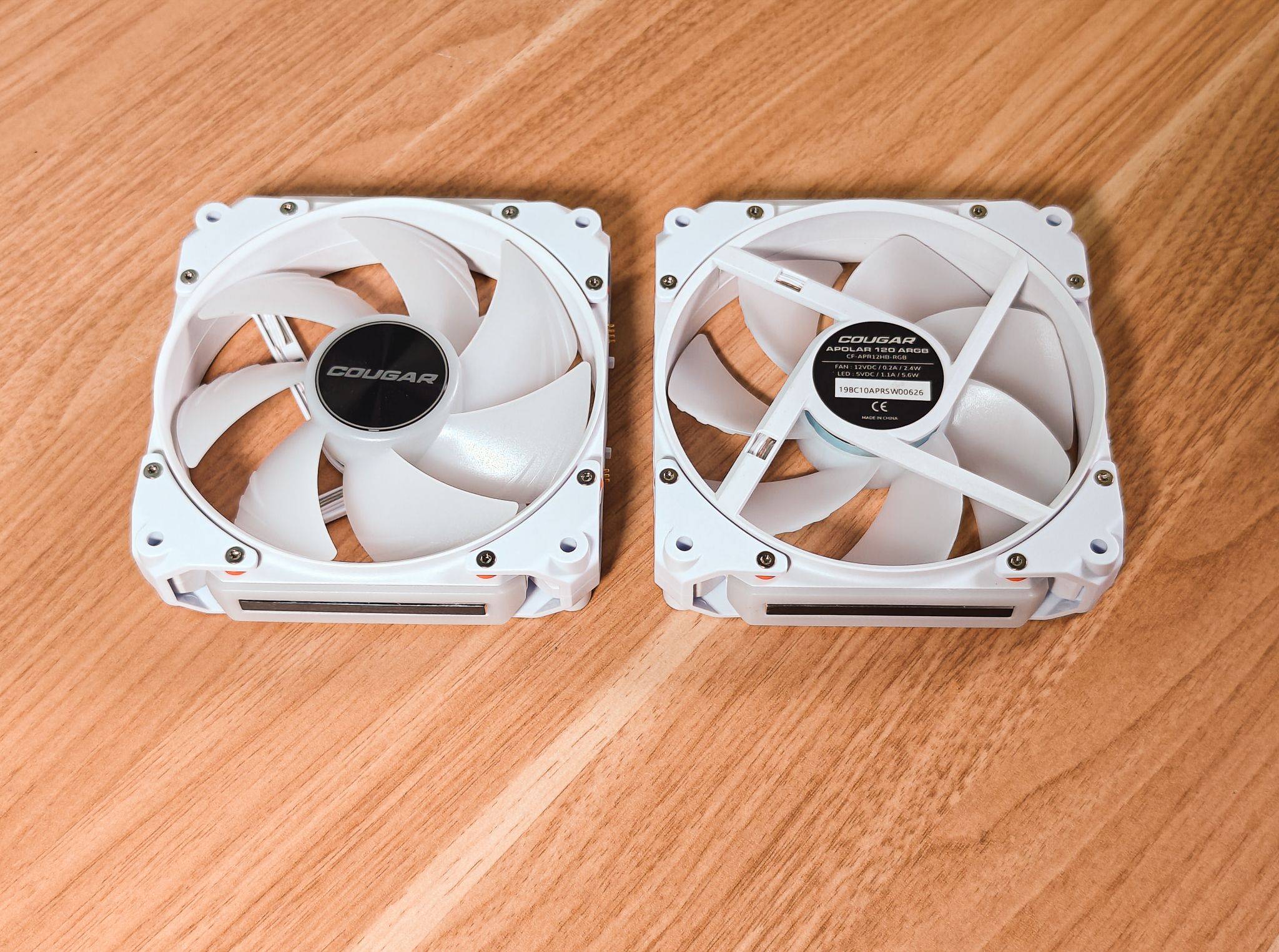 从盒子里取出风扇,还有配件盒和说明书.