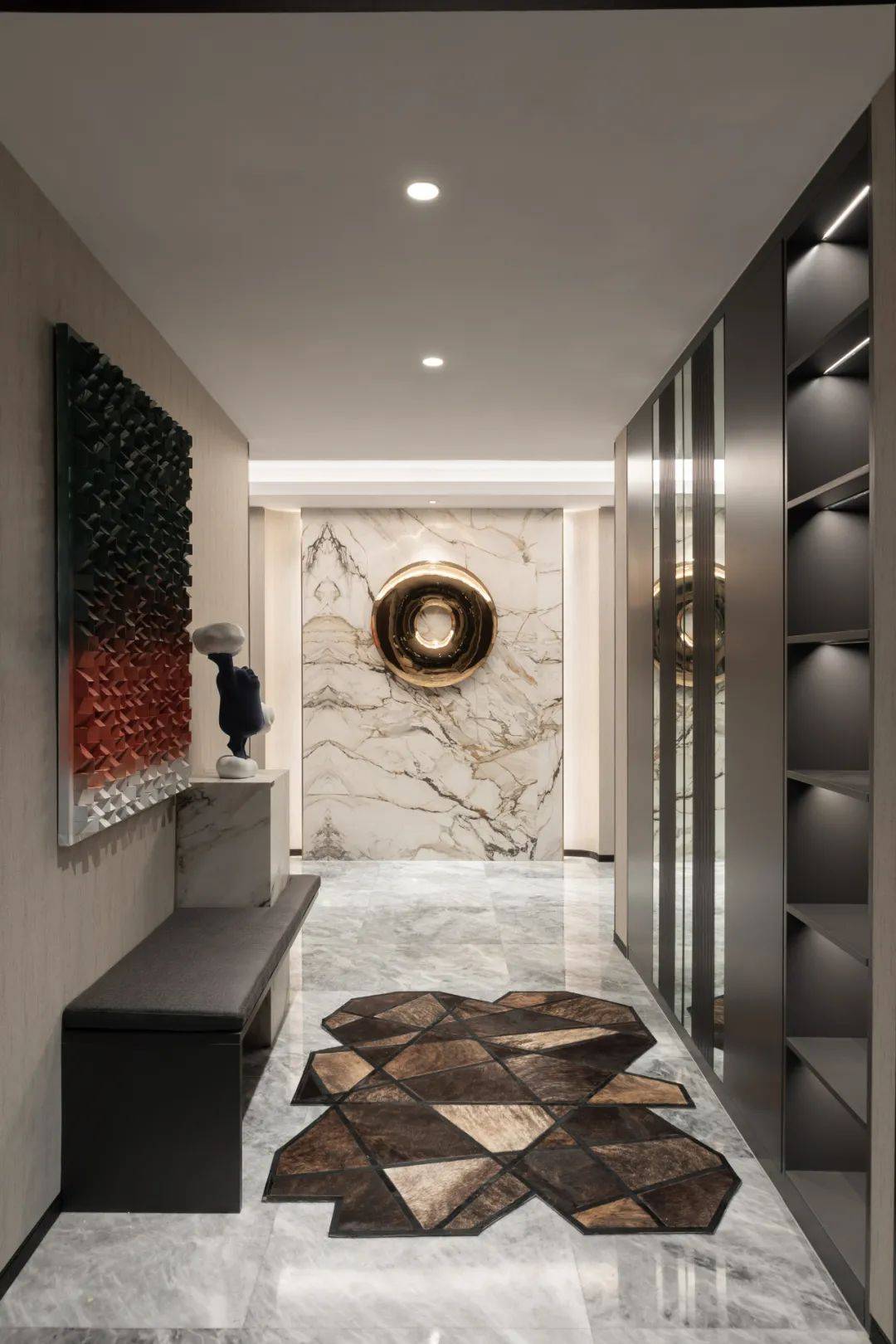 比如它的墙布都是土耳其进口ek绒布,阳光暴晒10年都不会褪色.