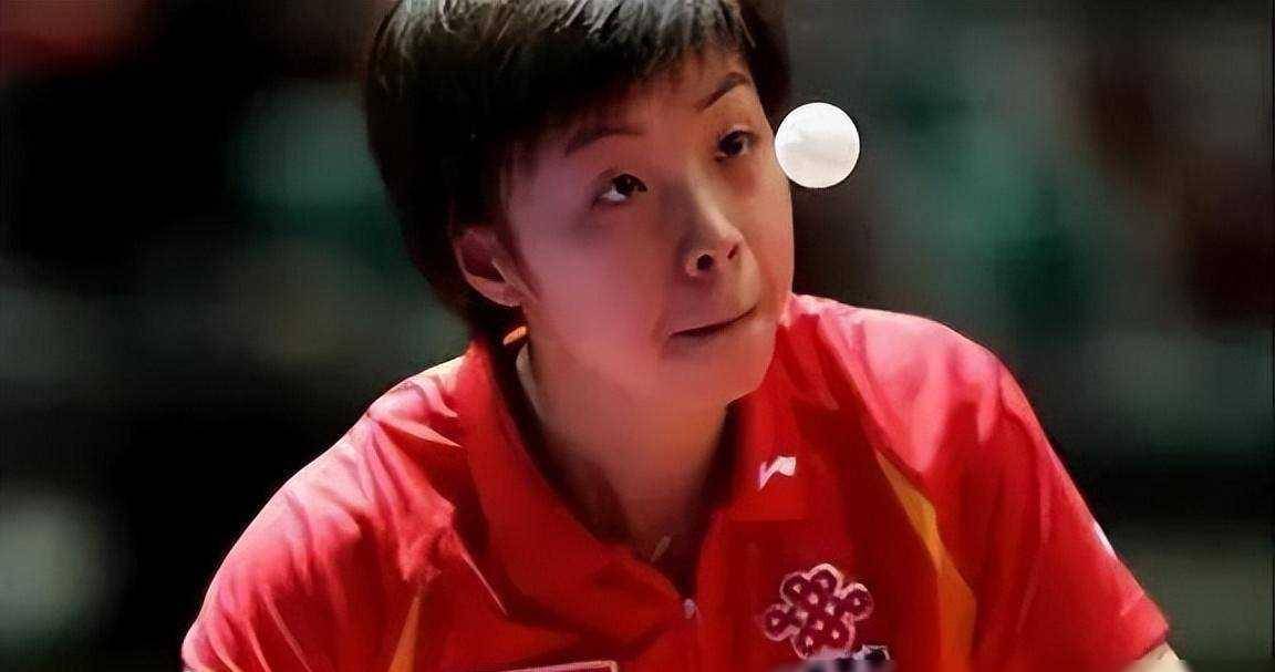 原创42岁张怡宁久违现身和62岁富豪男子幸福甜蜜打扮清纯似少