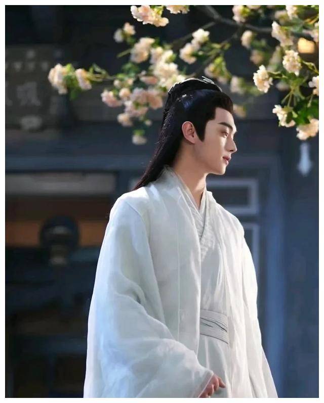 许凯,穿现代衣装,还是古装造型更迷人呢?_演技_白衣_一线