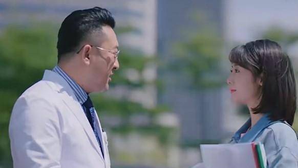 比如在开篇为了塑造温少卿医生的形象,丛容和他相遇的时候编剧刻意地