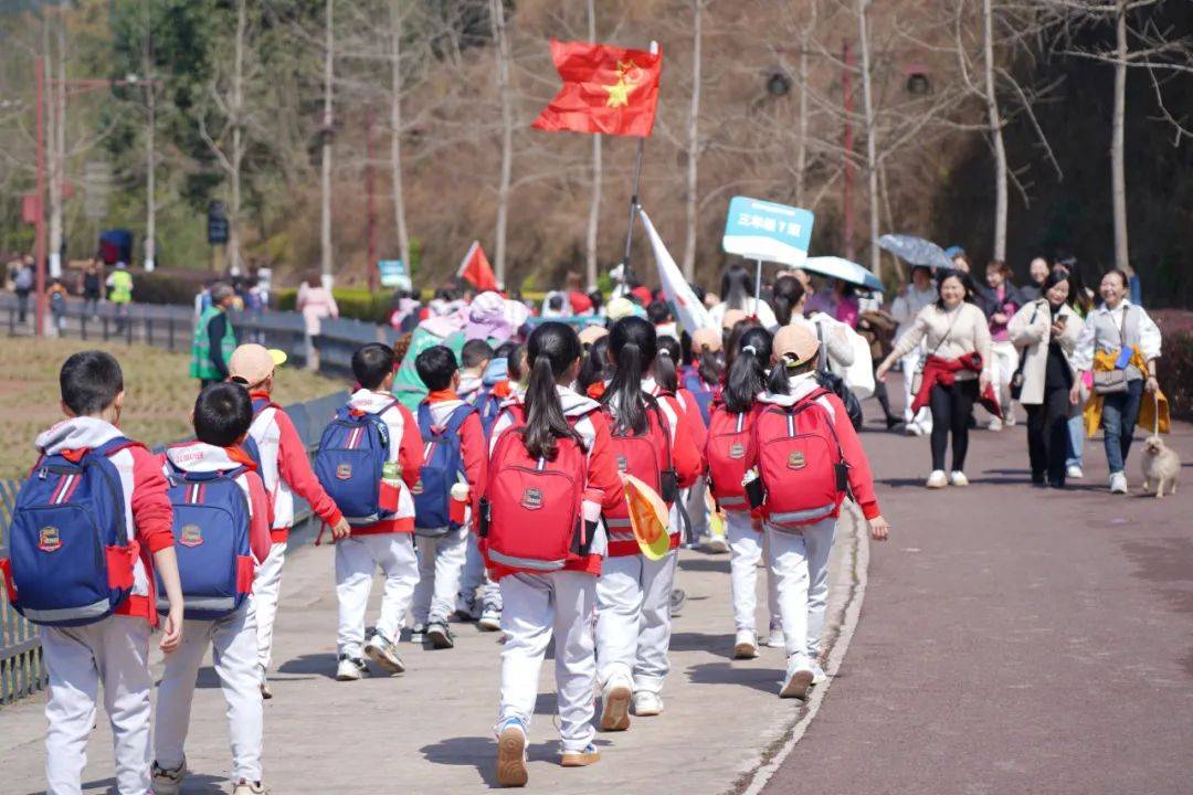最好的课堂永远在路上乐山东辰小学部学子拥抱春风暖远足拉练坚