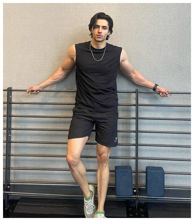 靠整容逆天改命,谱写宝莱坞新生代男神传奇!_大叔_演艺圈_身材