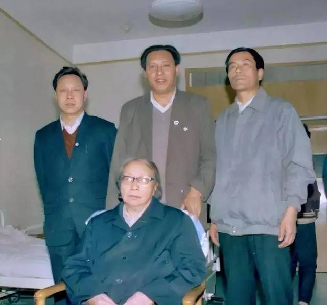 1990年,彭总遗孀浦安修,最后一次留影,对丈夫很怀念,悔不当初