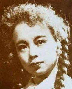 当时最小的弟弟还在吃奶,母亲又没有工作,于是年幼的李明启只能