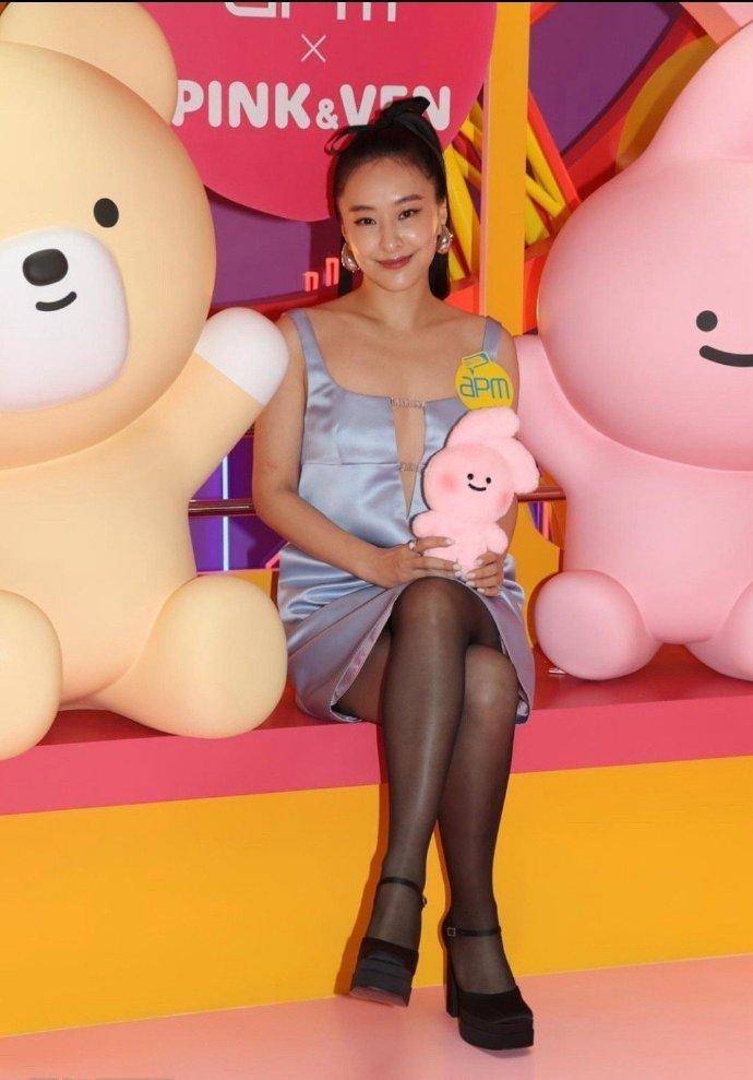 tvb女星陈滢开胸吊带裙配搭黑丝袜出席活动性感迷人有青春气息