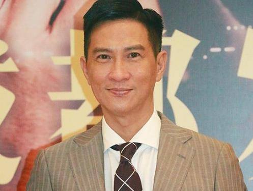 身价上亿的张家辉却穿着拖鞋出门,稍显邋遢,车也只有百万级别