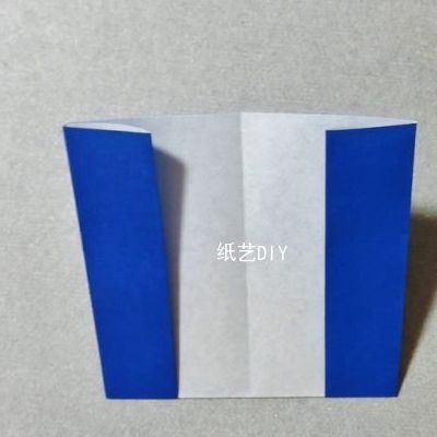 13.然后,将折纸下侧的左右两角呈三角形向内翻折.14.