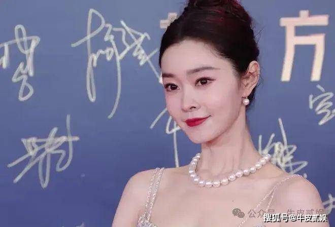 裸背诱人的唐嫣,艳而俗气的娜扎,女星红毯上的审美差距,出来了_宋轶