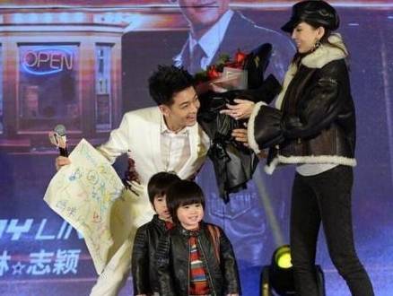 原创辣妈陈若仪优雅登上家人舞台林志颖深情相拥看哭了