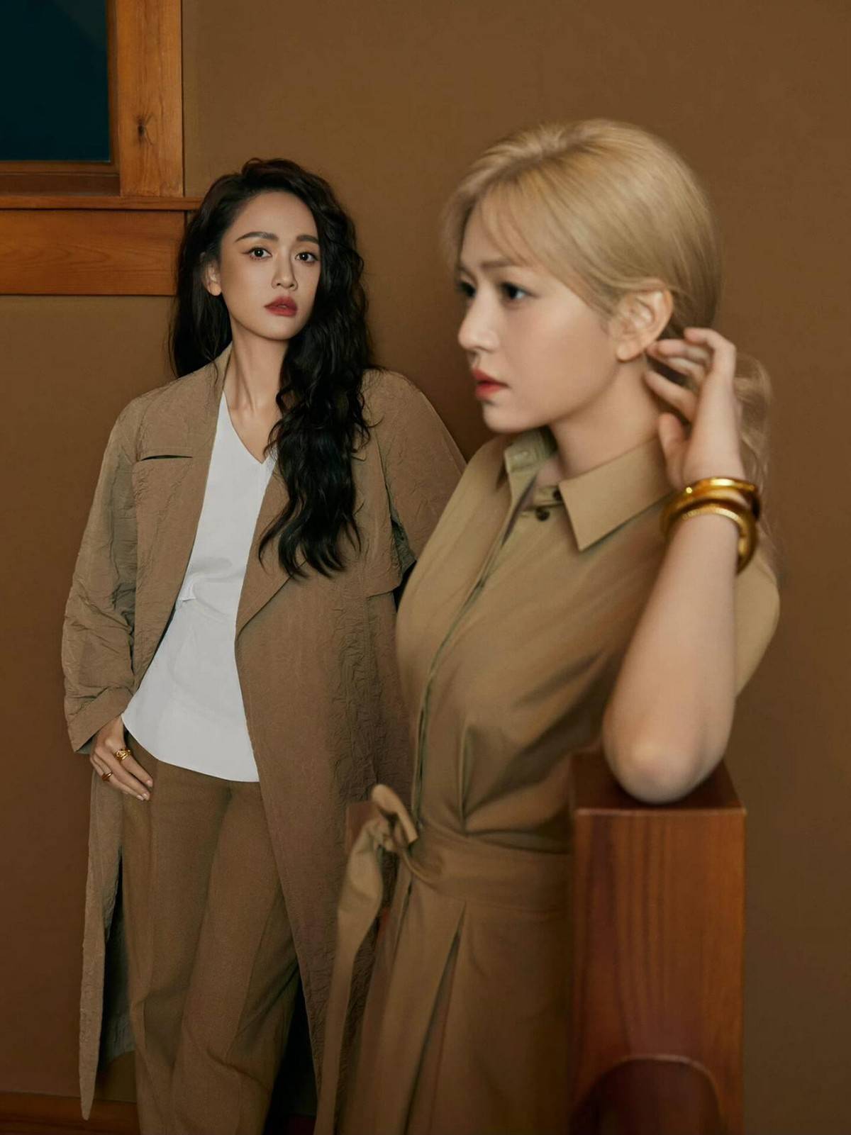 原创陈乔恩和陈妍希罕见合影一个烫了羊毛卷洋气一个留长金发惊艳