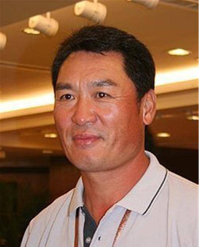 原创"武松"与斯琴高娃聚餐,63岁依然挺拔有型,饭局上高歌一曲_祝延平