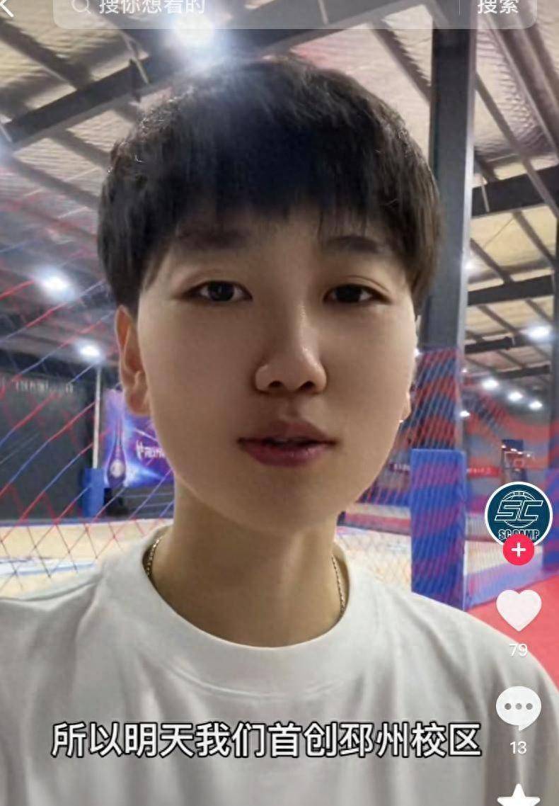 原创篮球界新星张一丹离世家长和学生悼念她的篮球教练传奇生涯