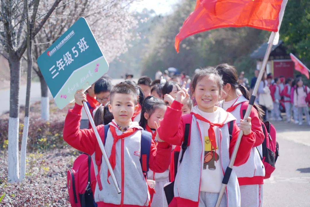 最好的课堂永远在路上乐山东辰小学部学子拥抱春风暖远足拉练坚