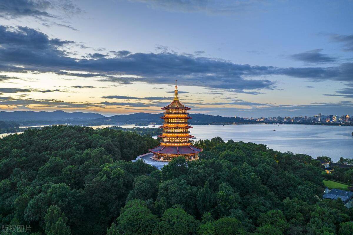 不过价格较贵西湖南区:附近有雷峰塔,太子湾公园,杭州动物园等景点