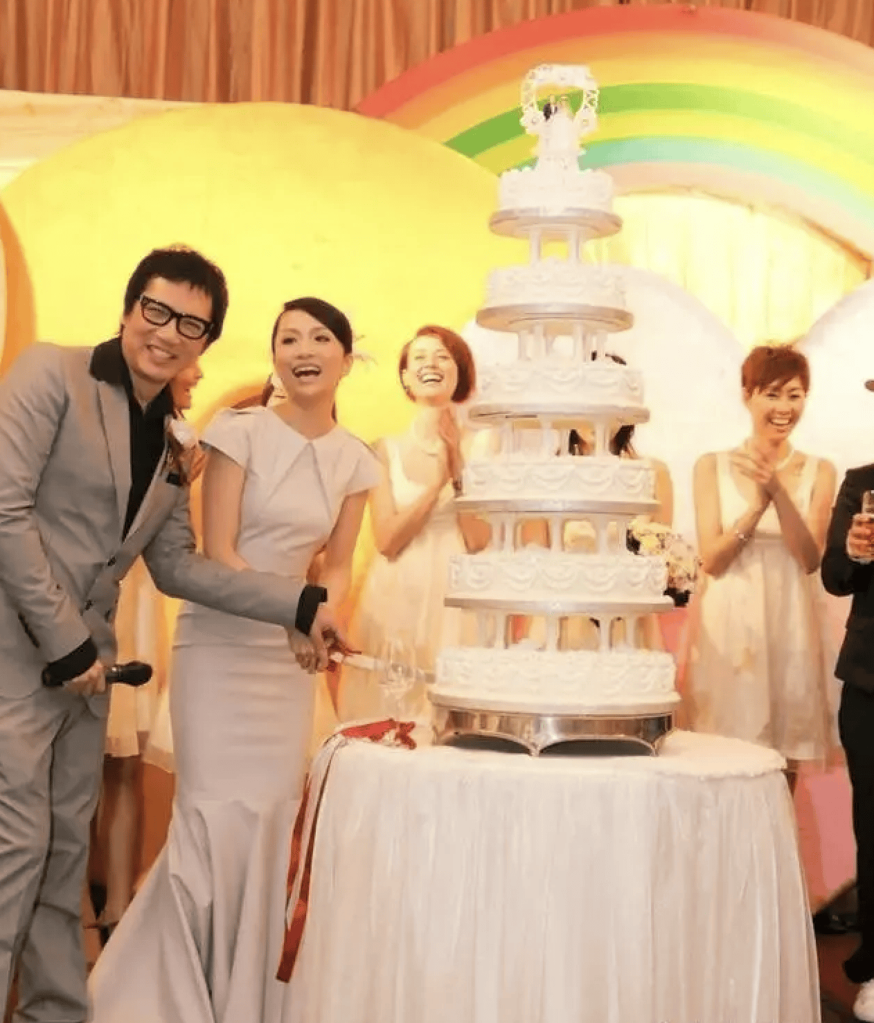 与小13岁妻子相拥留影,结婚18年坚持不生娃_胡蓓蔚_夫妇_发展