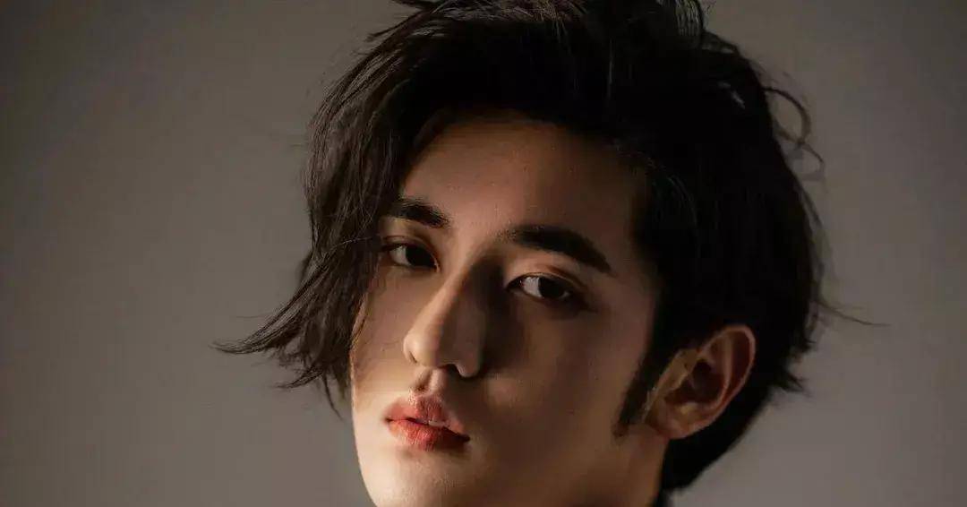 "徐璐与鲜肉小生吴崇轩恋情疑曝光,甜蜜逛园区引网友热议".