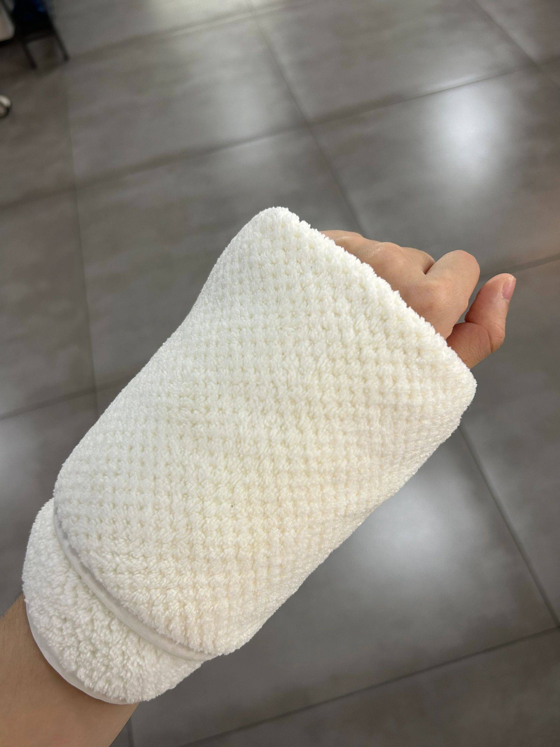 直接把热毛巾或是热水袋敷在患处相应的位置,缓解一下我们的肌肉,手部