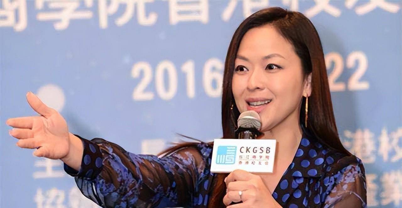 原创《凤凰卫视》主持人谢亚芳近照,超有女神范!她老公是银行职员