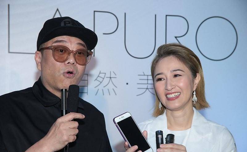 原创张家辉真有福气老婆关咏荷年近60不显老穿休闲长裙好温婉