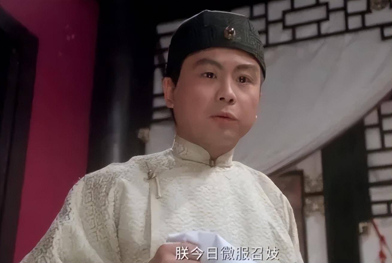 黄一山扮演吴孟达角色的演员衣着华丽,把近视眼镜换成墨镜.