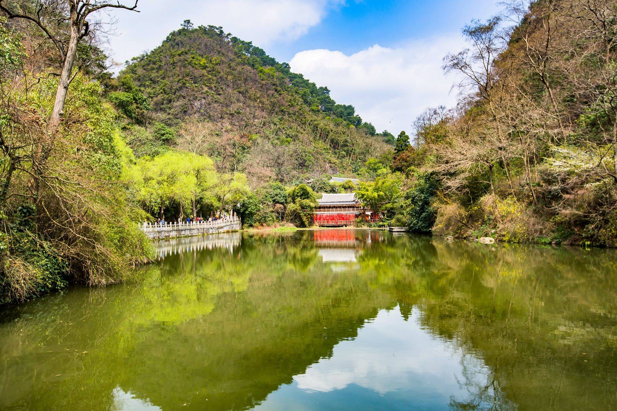 贵阳黔灵山公园,集自然风光,民俗风情于一体,是休闲游的好去处