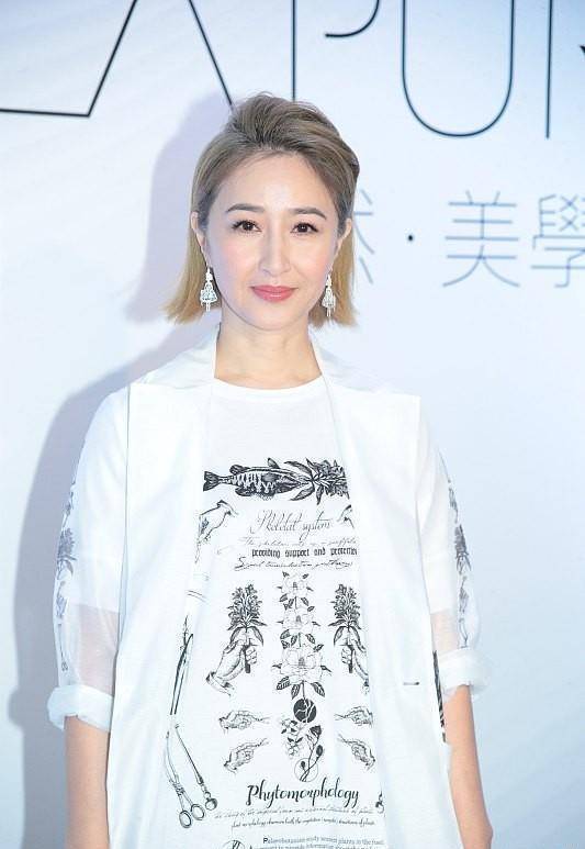 原创张家辉真有福气老婆关咏荷年近60不显老穿休闲长裙好温婉