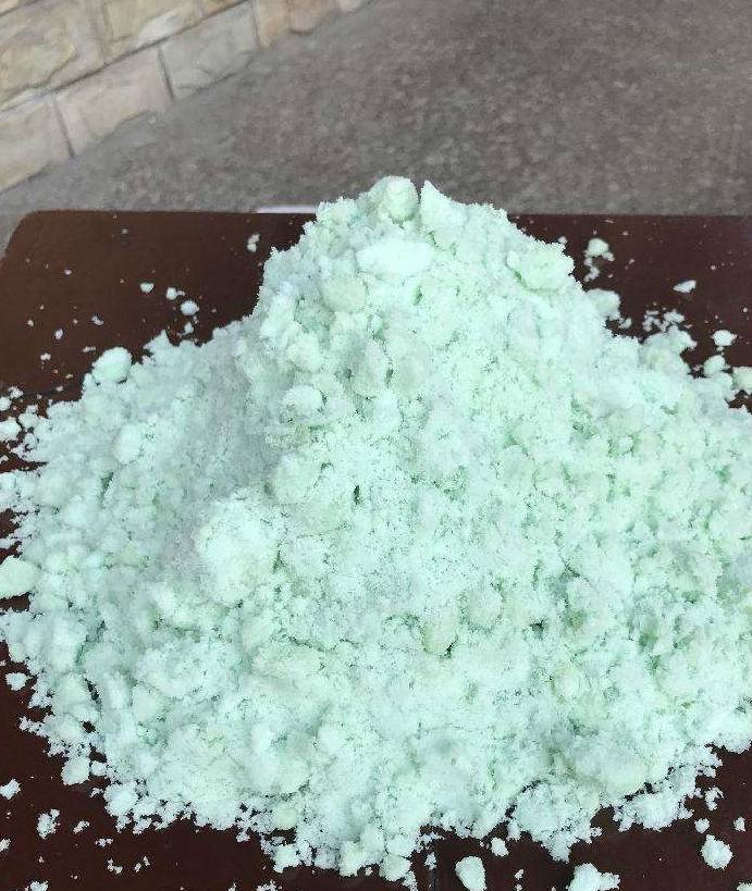 原创杜鹃花叶子发黄别急着浇硫酸亚铁对症下药才能治疗黄叶