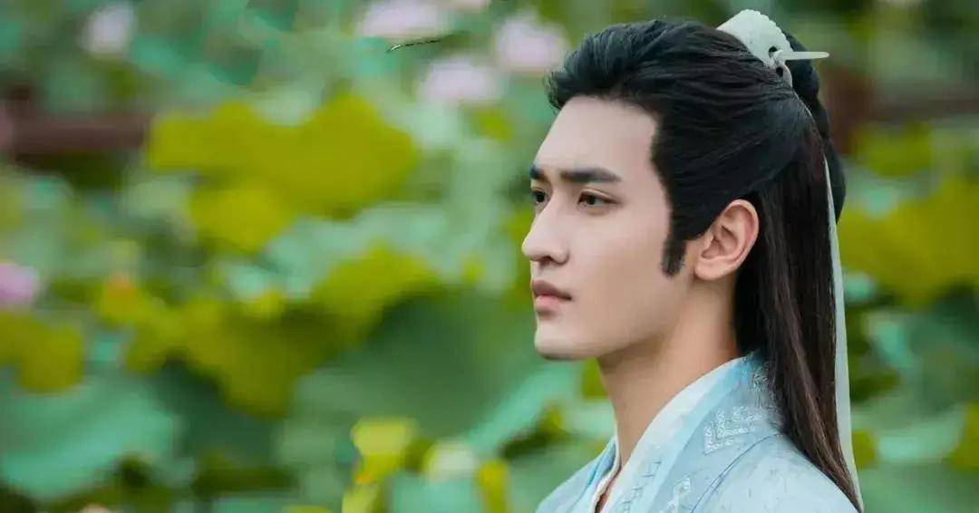 "徐璐与鲜肉小生吴崇轩恋情疑曝光,甜蜜逛园区引网友热议".