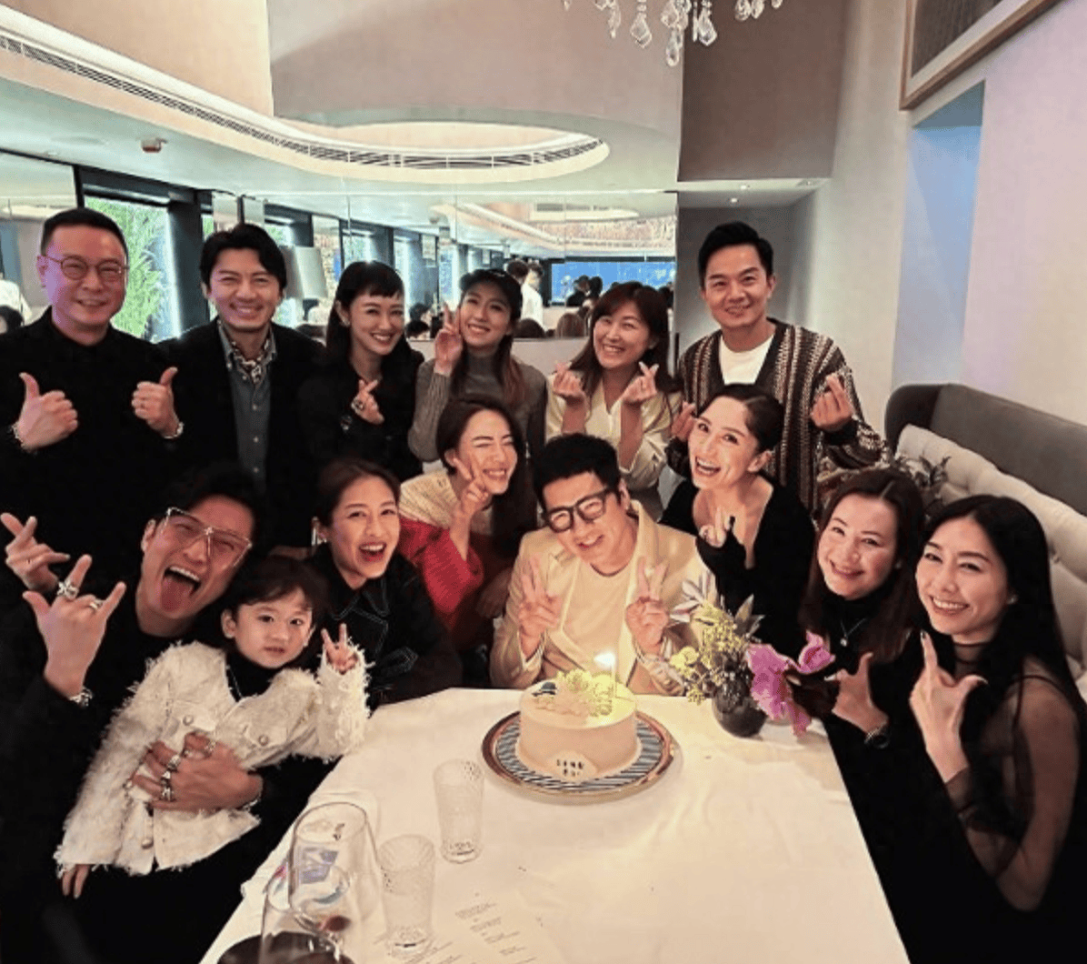 原创单立文庆祝65岁生日与小13岁妻子相拥留影结婚18年坚持不生娃