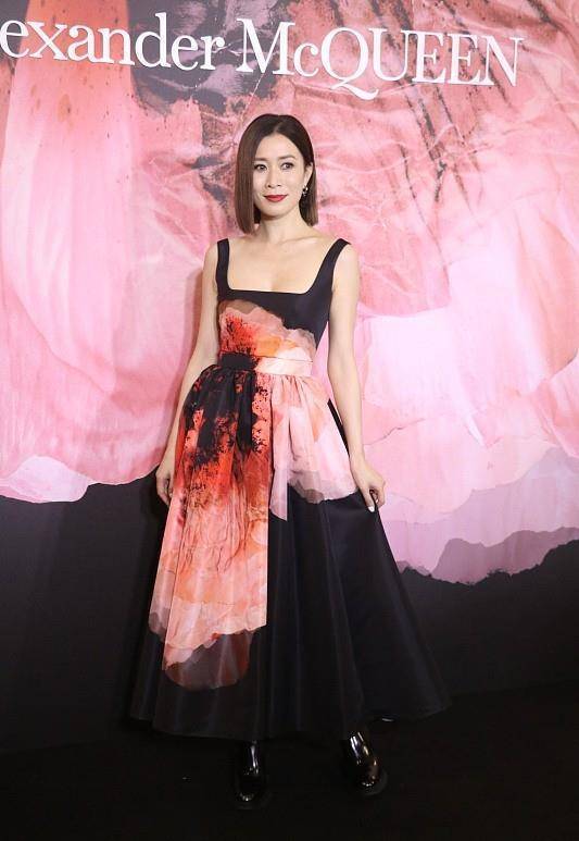 原创佘诗曼干练短发配花朵裙少女身材依旧惹眼真不像快50岁了